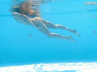 การว่ายน้ำ เปล่า femme fatale เล็ก บลอนด์ ดาราหนังโป๊ ivi rein
