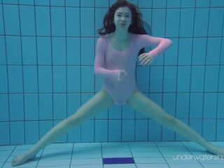 Tjekkisk tenåring roxalana impresses med henne svømming prowess