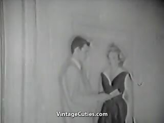 Survey mees kirkad üles a tšikk (1950s vanem aastakäik)