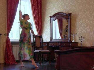 Dlho šaty deity annett admires the zrkadlo a pózy nahé v lôžko!