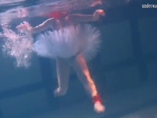 Bulava lozhkova com um vermelho tie e saia debaixo de água