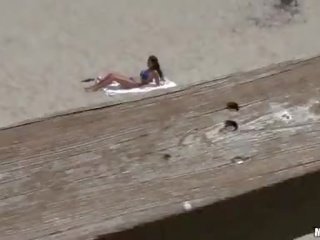 Бивш приятелка секси мадама на sand има peeked от somebody