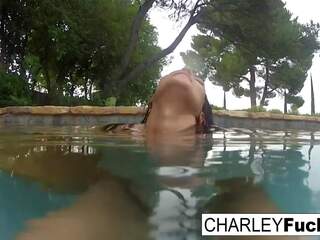 Charley vids de son incroyable seins