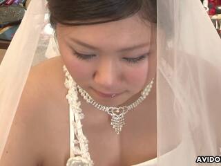 Fascinante jovem fêmea em um casamento vestido
