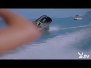 Naakt meisjes doen gek stunts bij zee!