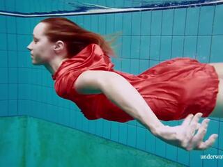 Rojo largo vestido y grande tetitas floating en la piscina