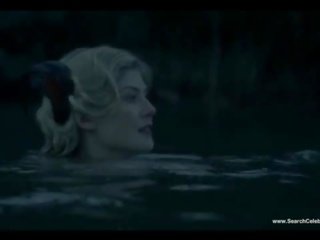 Rosamund pike nu scènes - femmes en amour