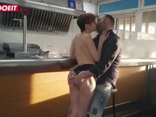 Steak og blowjob dag specials i en offentlig spansk restaurant xxx film videoer