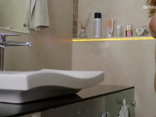 Divinity margaret robbie في ال حمام في افتراغ قناة