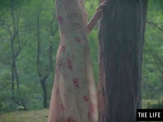 Magrinha senhora fode a si mesma difícil em o floresta sexo vídeo filmes