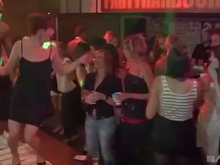 Nachtclub blondie saugen und fick männlich stripperinnen