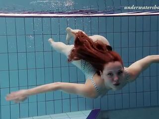 Hardt opp tjekkisk femme fatale salaka swims naken i den tjekkisk basseng