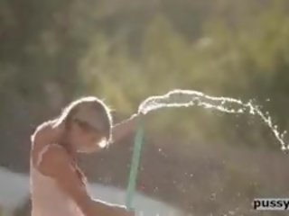 Jovem jovem grávida jogar com água provocação cona