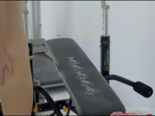Teenie मिया sollis करते हुए मॉर्निंग व्यायाम