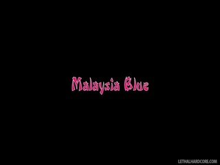 Eksootiline malaisia sinine undresses ja seisukohti peale a diivan