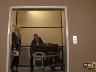 Amatieri pārsteidzošās blondīne palaistuve rīcība minēts un izpaužas fucked par the lifts