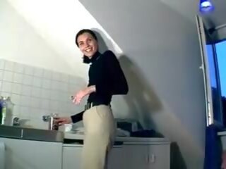 Një stunning-looking gjerman adolescent duke e bërë të saj kuçkë e lagur me një dildo