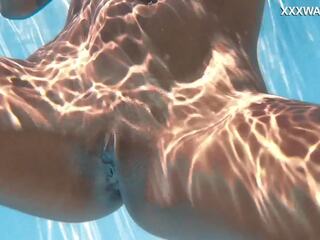 Excelente venezuelan miel en desnudo y audaz junto a la piscina natación sesión